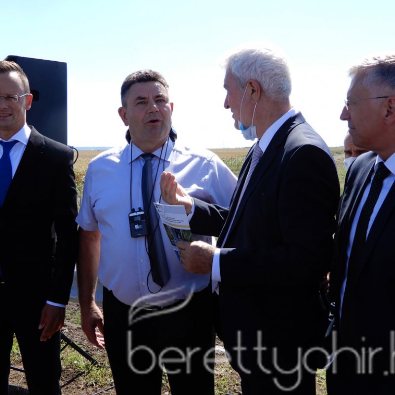 Átadták az M4-es autópálya Ártándig tartó szakaszát32